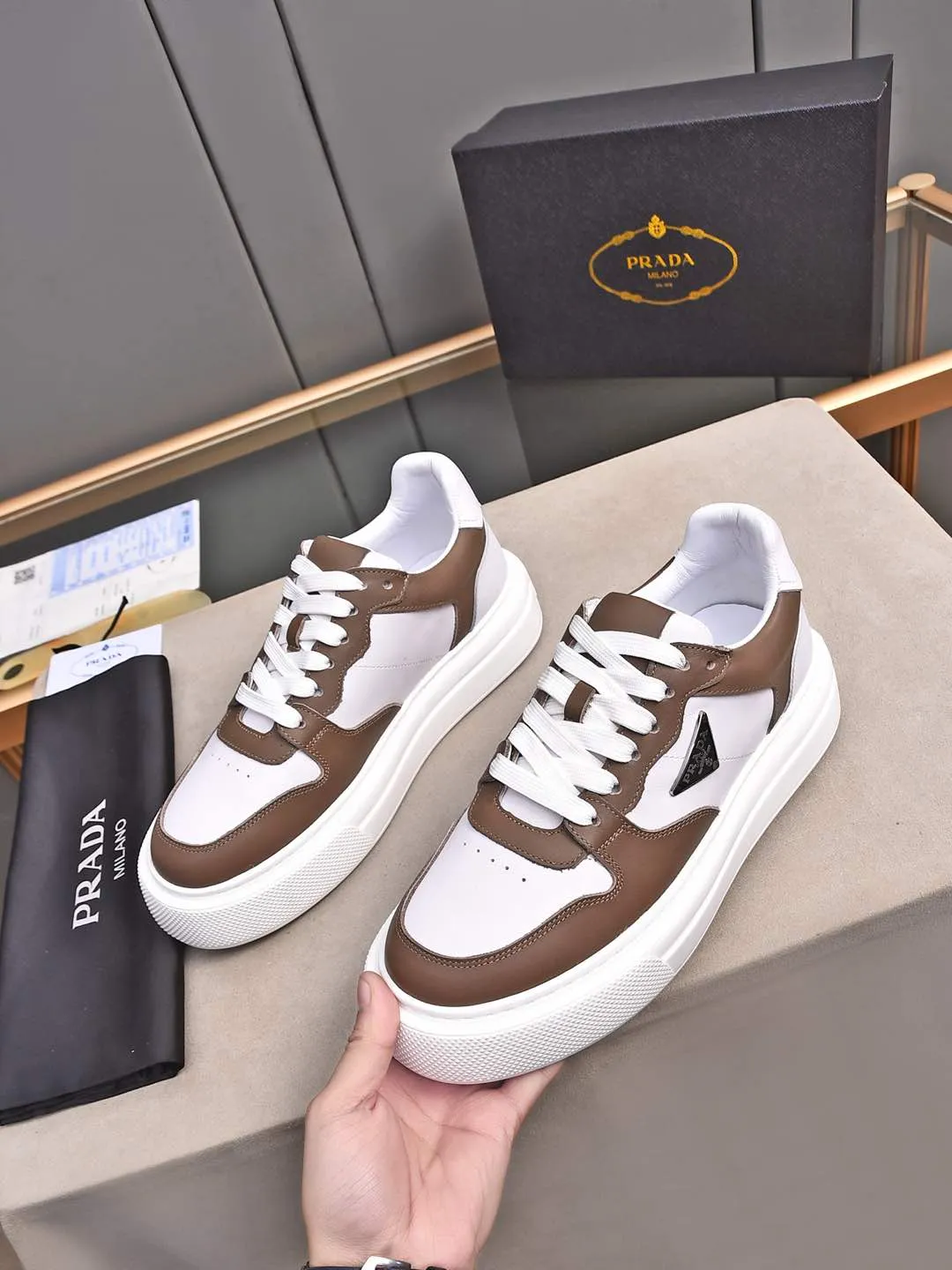 Men's shoes 💰500 Prada/Prada Men's new casual shoes, this upper is made of imported calfskin. The outside is decorated with the P family's classic metal triangle enamel logo, with cowhide lining and cowhide for the foot pads. The outsole is made of non-slip sports exclusive rubber outsole with logo, which feels good on the feet. It is a fashionable and fashionable item!  Size: 38-44 (45 customized)